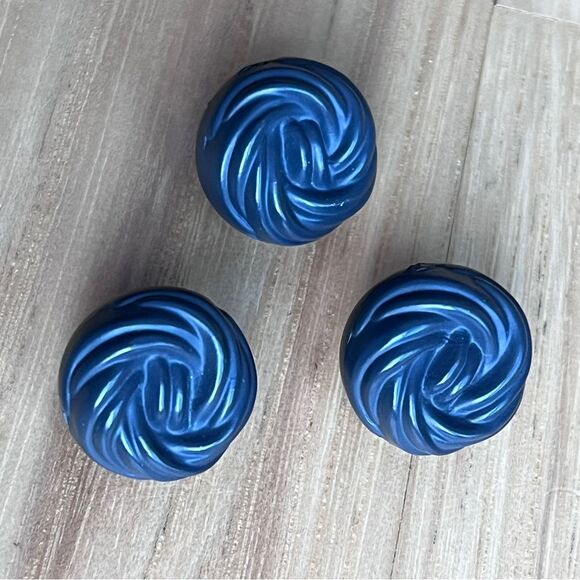 5/$20 Dark Gray Knot Shaped Shank Type 3/4" dia x 5/8'' Tall Plastic Buttons 3 - Picture 1 of 2